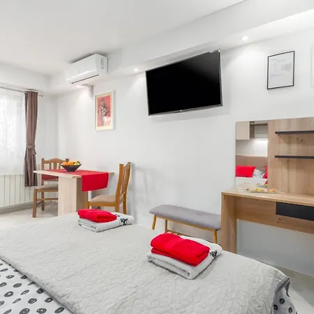 Alex Deluxe Apartments On Beach Porec Exterior photo