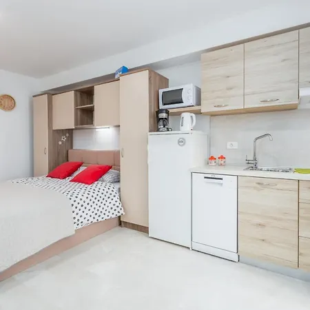 Alex Deluxe Apartments On Beach Porec Exterior photo