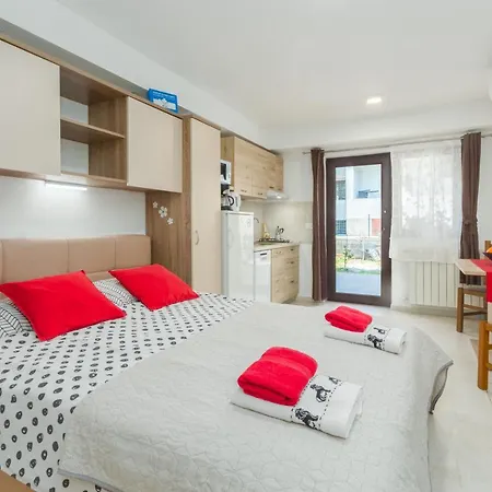 Alex Deluxe Apartments On Beach Porec Exterior photo