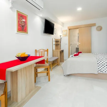 Alex Deluxe Apartments On Beach Porec Exterior photo