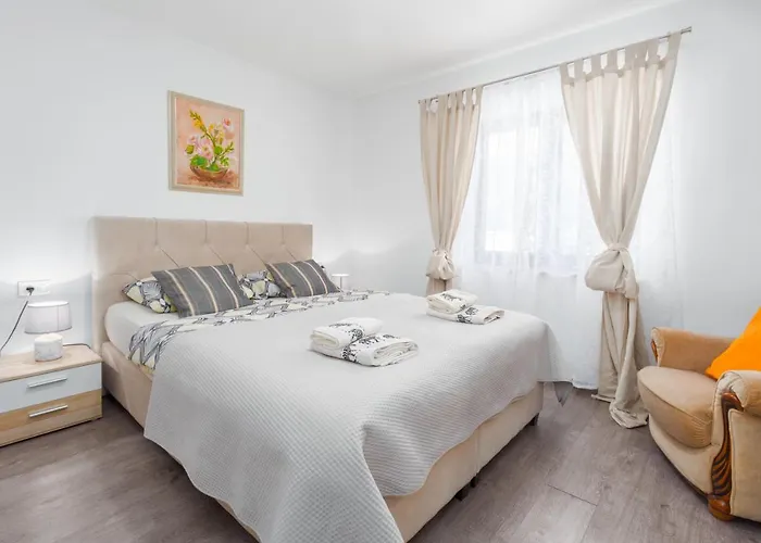 Alex Deluxe Apartments On Beach