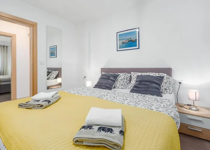 Alex Deluxe Apartments On Beach