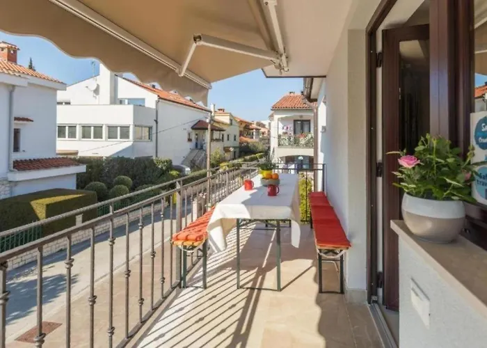 Alex Deluxe Apartments On Beach